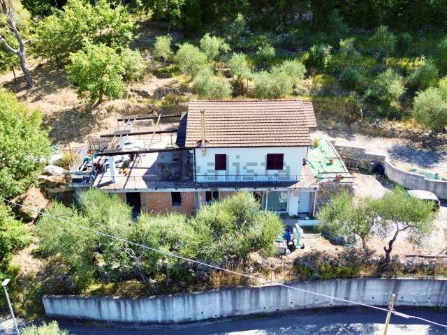 Villetta bifamiliare in vendita di 200 m² in Via Fontana Rosa, 10