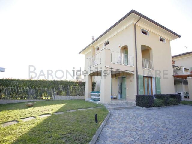 Villetta bifamiliare in vendita di 200 m² in Via Fossone Basso