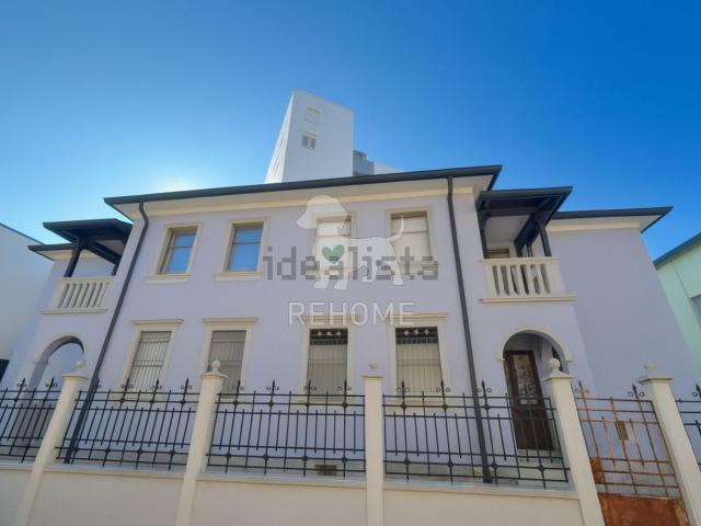 Villetta bifamiliare in vendita di 200 m² in Via Gaeta