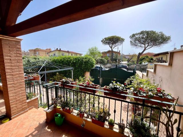 Villetta bifamiliare in vendita di 200 m² in Via Giorgio Dennis