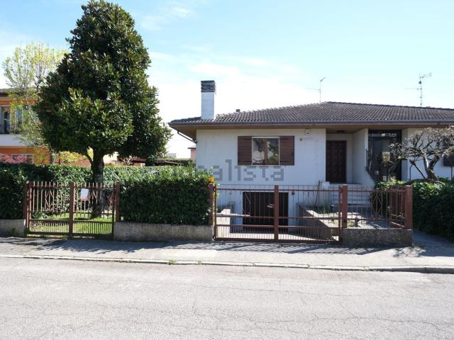 Villetta bifamiliare in vendita di 200 m² in Via Giacomo Matteotti