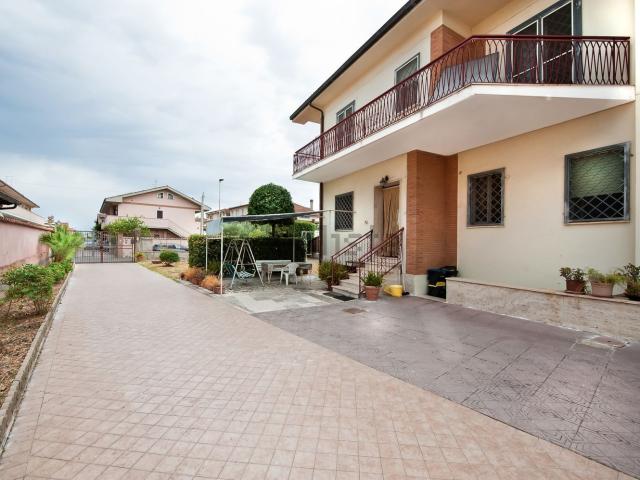Villetta bifamiliare in vendita di 200 m² in Via Lerici, 6