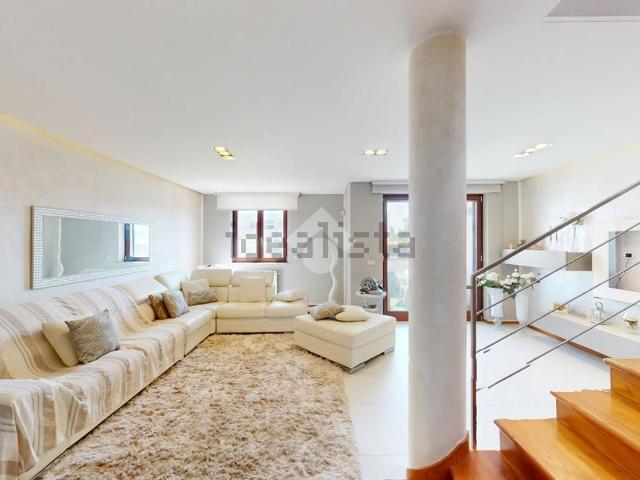 Villetta bifamiliare in vendita di 200 m² in Via Madrid, 20