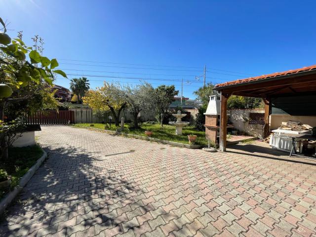 Villetta bifamiliare in vendita di 200 m² in Via Marino Teodorico