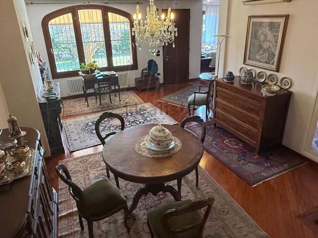Villetta bifamiliare in vendita di 200 m² in Via Marmolada