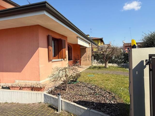 Villetta bifamiliare in vendita di 200 m² in Via Marmolada