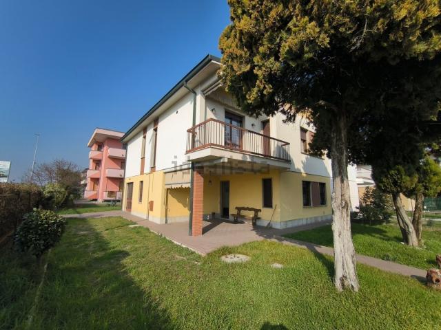 Villetta bifamiliare in vendita di 200 m² in Via Mattei, 16