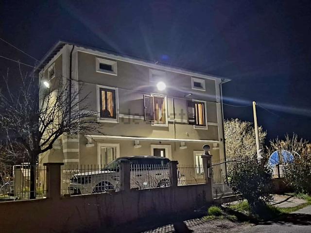 Villetta bifamiliare in vendita di 200 m² in Via Monte Serano, 10