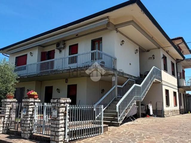 Villetta bifamiliare in vendita di 200 m² in Via Parini, 100