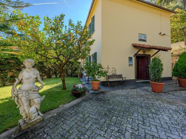 Villetta bifamiliare in vendita di 200 m² in Via Privata Fortunato Costa