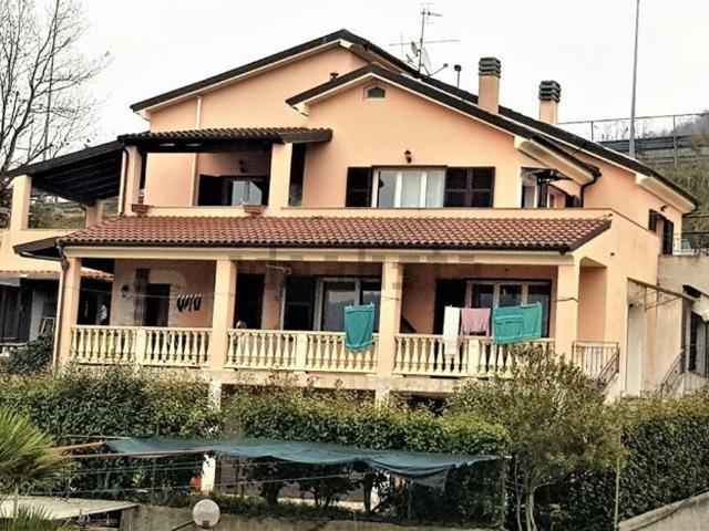 Villetta bifamiliare in vendita di 200 m² in Via Roma, 211