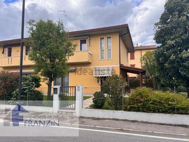 Villetta bifamiliare in vendita di 200 m² in Via Roma, 53