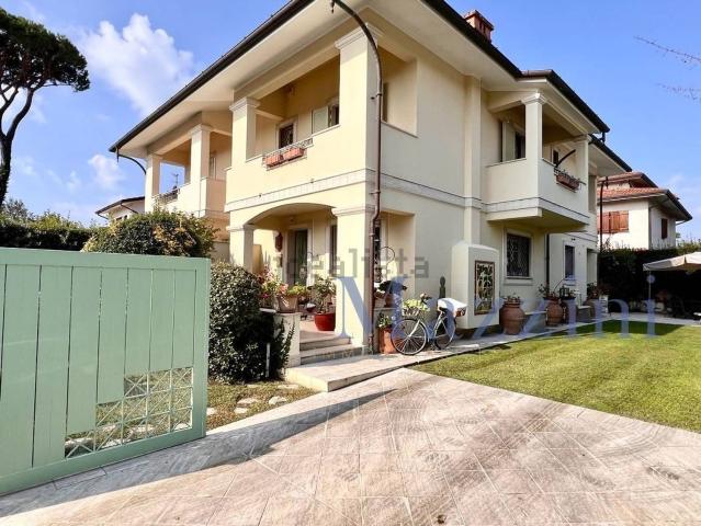 Villetta bifamiliare in vendita di 200 m² in Via Sant&apos Ermete
