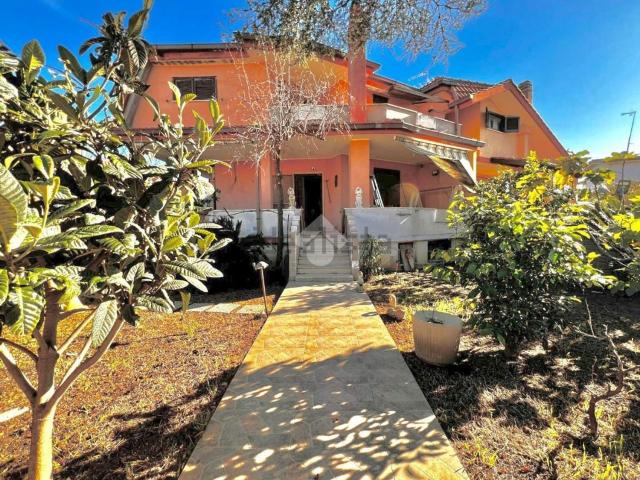 Villetta bifamiliare in vendita di 200 m² in Viale Alabama, 19