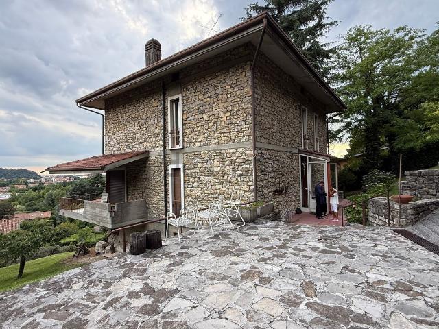Villetta bifamiliare in vendita di 201 m² in Via Torquato Taramelli