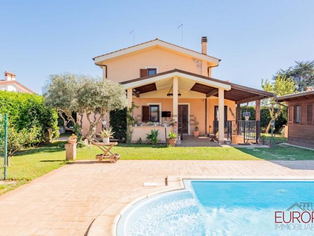Villetta bifamiliare in vendita di 201 m² in Via Colle dell&apos Asino