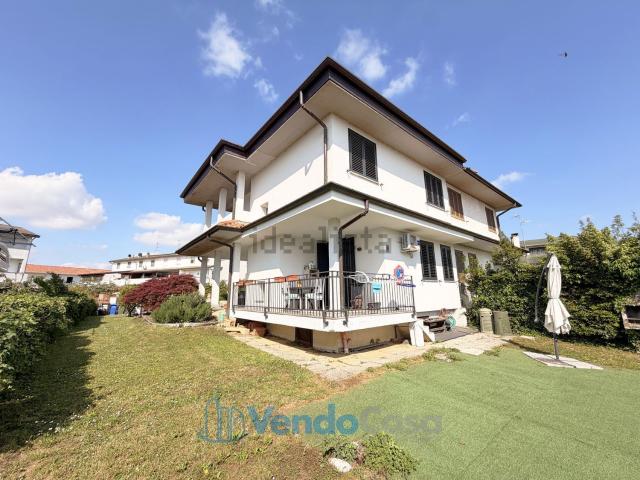 Villetta bifamiliare in vendita di 201 m² in Via Giacomo Matteotti, 24