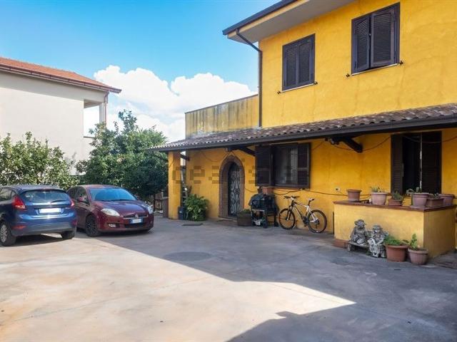 Villetta bifamiliare in vendita di 202 m² in Via Annibaldi Riccardello