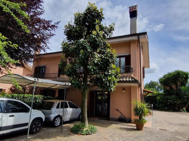 Villetta bifamiliare in vendita di 202 m² in Via Col di Venere, 47