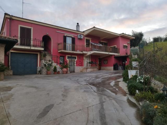 Villetta bifamiliare in vendita di 207 m² in Contrada Colle Pero