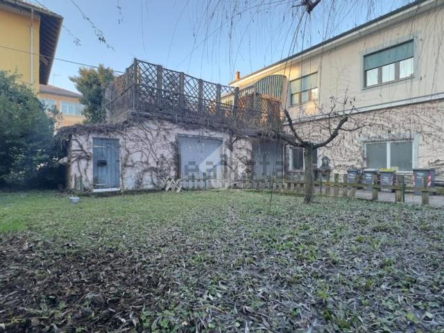 Villetta bifamiliare in vendita di 207 m² in Via Edilio Raggio, 58