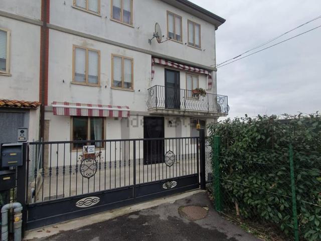 Villetta bifamiliare in vendita di 207 m² in Via Salvo D&apos Acquisto, 11