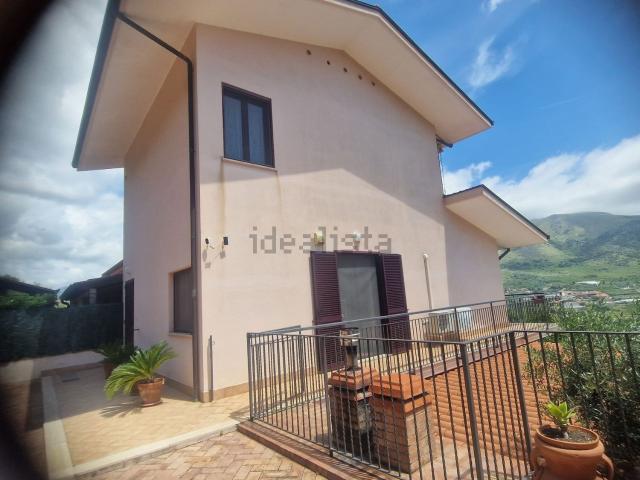Villetta bifamiliare in vendita di 204 m² in Contrada Bucefalo