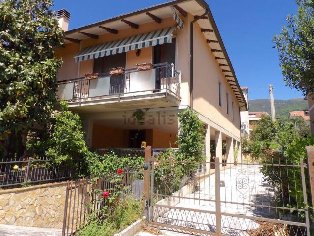 Villetta bifamiliare in vendita di 204 m² in Strada di Scentelle, 6