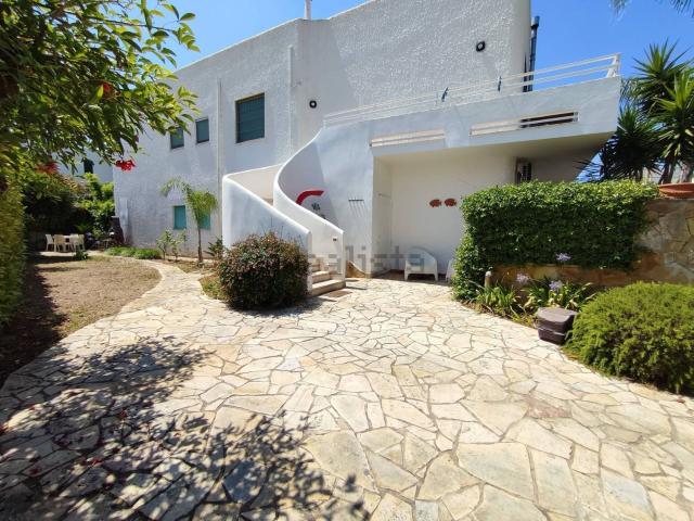 Villetta bifamiliare in vendita di 204 m² in Via dei Garofani, 24