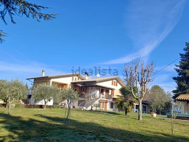 Villetta bifamiliare in vendita di 205 m² in Strada Provinciale delle Cesane