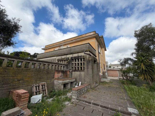 Villetta bifamiliare in vendita di 205 m² in Via Ardea, 13