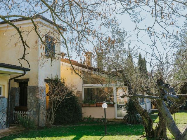 Villetta bifamiliare in vendita di 205 m² in Via Autunno