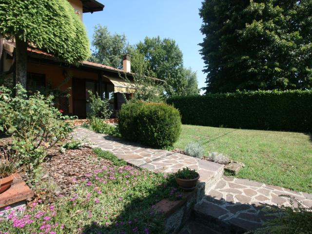 Villetta bifamiliare in vendita di 205 m² in Via caduti di Nikolajewka, 7