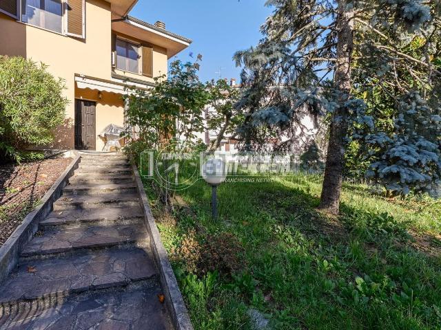 Villetta bifamiliare in vendita di 205 m² in Via Donatori di Sangue, 35