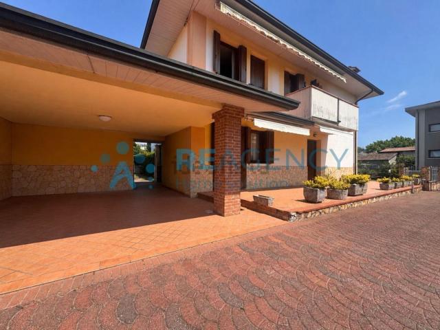 Villetta bifamiliare in vendita di 206 m² in Via Alcide De Gasperi