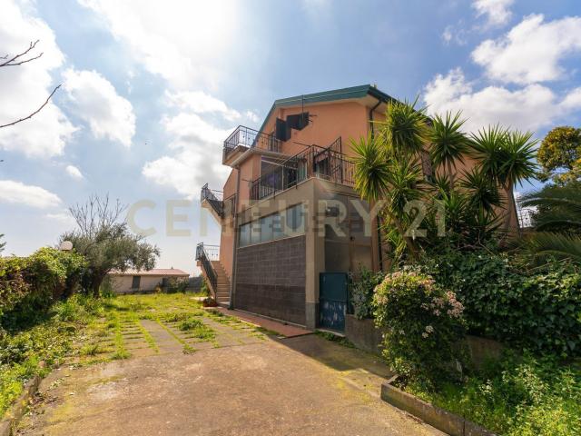 Villetta bifamiliare in vendita di 206 m² in Via Benedetto Croce, 6