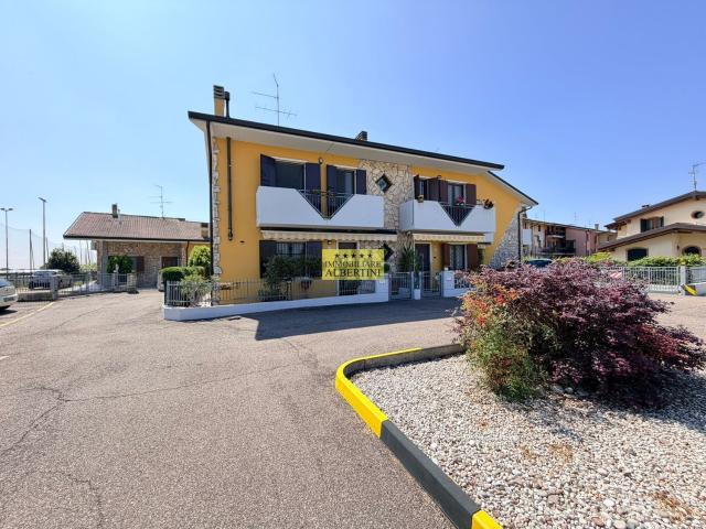 Villetta bifamiliare in vendita di 206 m² in Via Ennio Piazzola, 16