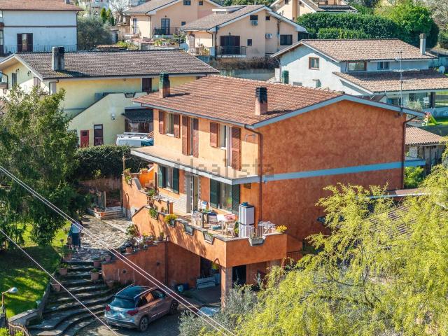 Villetta bifamiliare in vendita di 208 m² in Strada Ventitreesima Strada, 17