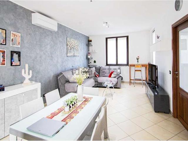 Villetta bifamiliare in vendita di 208 m² in Via Vecchia Milanese, 26