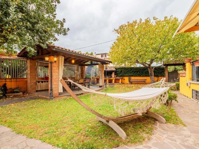 Villetta bifamiliare in vendita di 208 m² in Via Castel Madama, 11