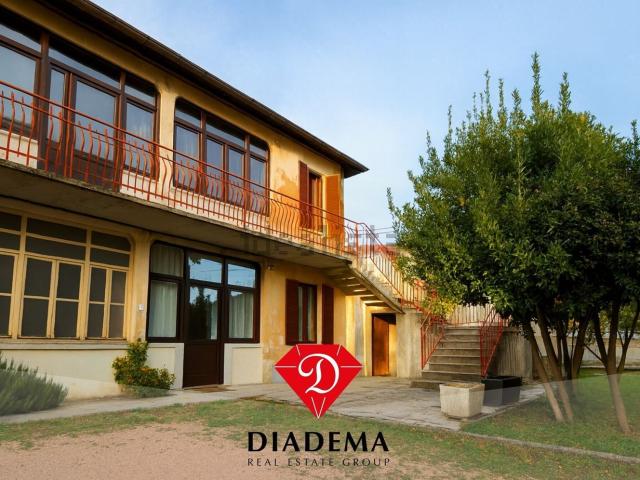 Villetta bifamiliare in vendita di 208 m² in Via Crugnola, 4