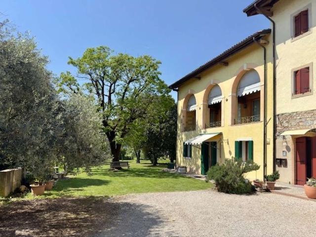 Villetta bifamiliare in vendita di 208 m² in Via Monte Nero