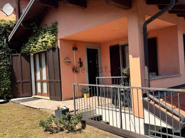 Villetta bifamiliare in vendita di 208 m² in Via Santissimi Giovanni e Paolo, 84