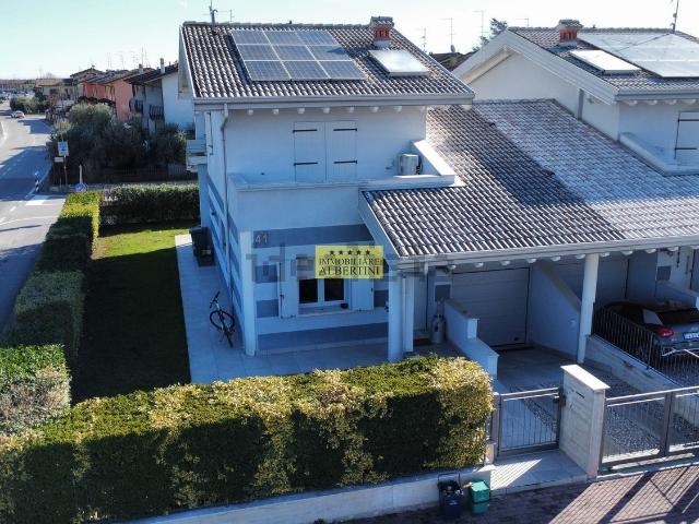 Villetta bifamiliare in vendita di 209 m² in Via del Donatore