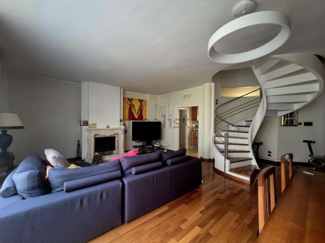 Villetta bifamiliare in vendita di 209 m² in Via Italia