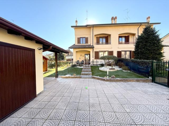 Villetta bifamiliare in vendita di 209 m² in Via Manara Luciano