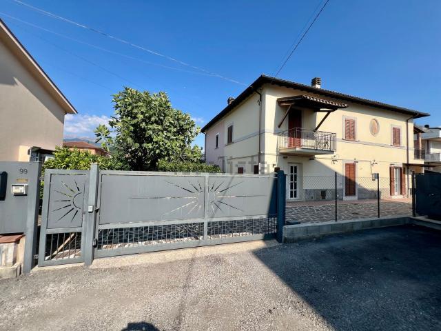 Villetta bifamiliare in vendita di 209 m² in Via Martiri delle Fosse Reatine, 99
