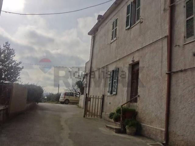 Villetta bifamiliare in vendita di 213 m² in Contrada Montupoli Avenna, 42