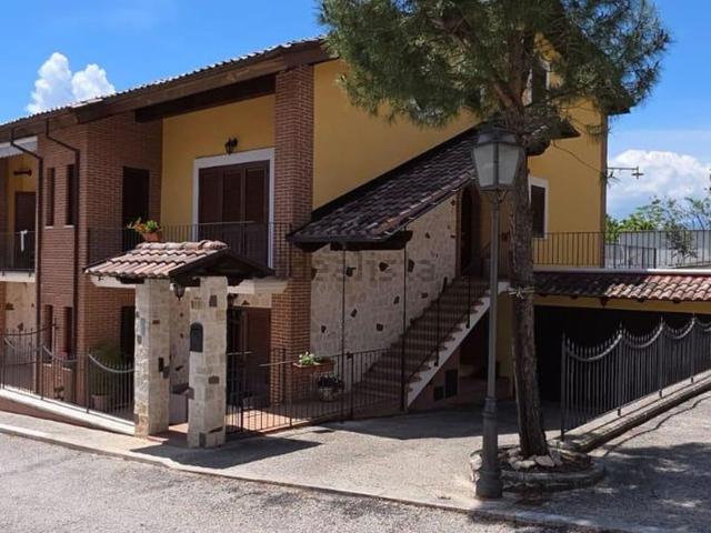 Villetta bifamiliare in vendita di 213 m² in Via Caprareccia, 11