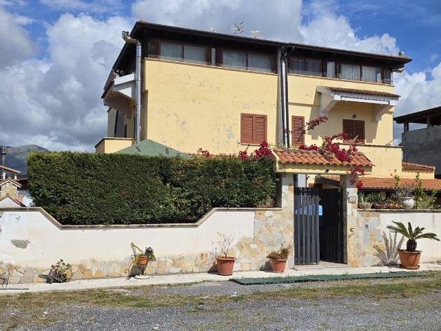 Villetta bifamiliare in vendita di 210 m² in Corso Mediterraneo, 559
